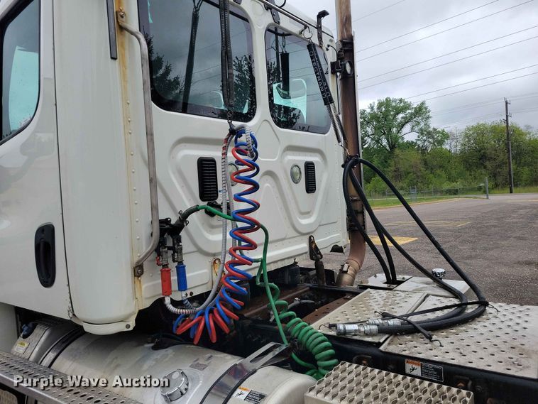 image for item DZ7146 2016 Freightliner Cascadia semi truck