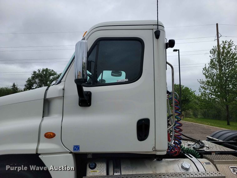 image for item DZ7146 2016 Freightliner Cascadia semi truck