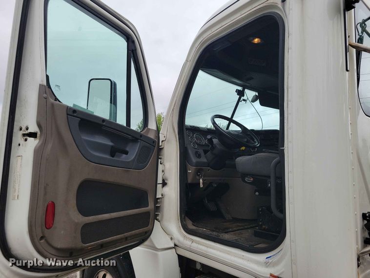 image for item DZ7146 2016 Freightliner Cascadia semi truck