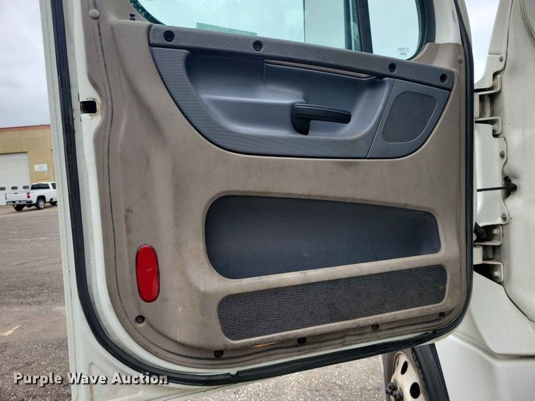 image for item DZ7146 2016 Freightliner Cascadia semi truck