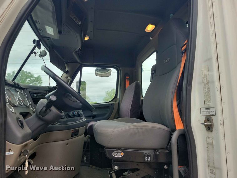 image for item DZ7146 2016 Freightliner Cascadia semi truck