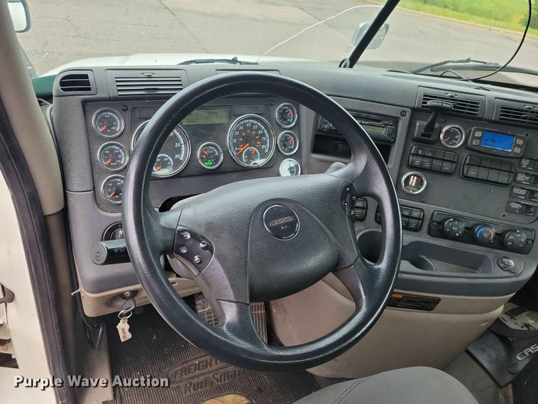 image for item DZ7146 2016 Freightliner Cascadia semi truck