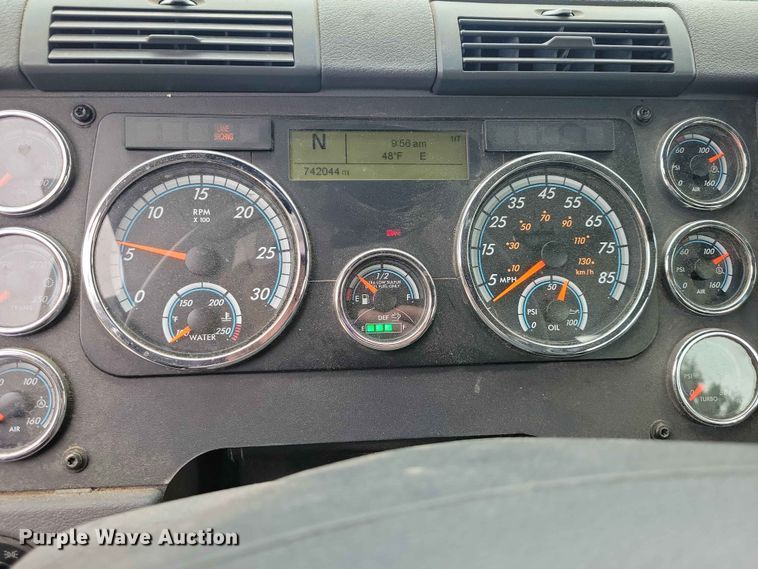 image for item DZ7146 2016 Freightliner Cascadia semi truck