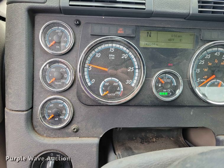 image for item DZ7146 2016 Freightliner Cascadia semi truck