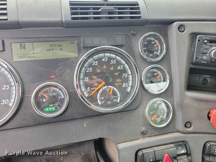 image for item DZ7146 2016 Freightliner Cascadia semi truck