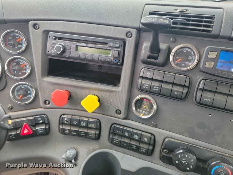 image for item DZ7146 2016 Freightliner Cascadia semi truck