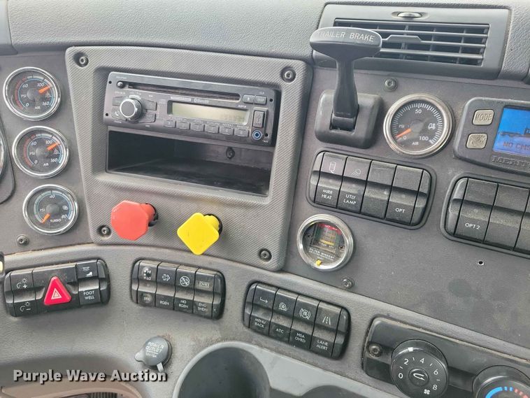 image for item DZ7146 2016 Freightliner Cascadia semi truck