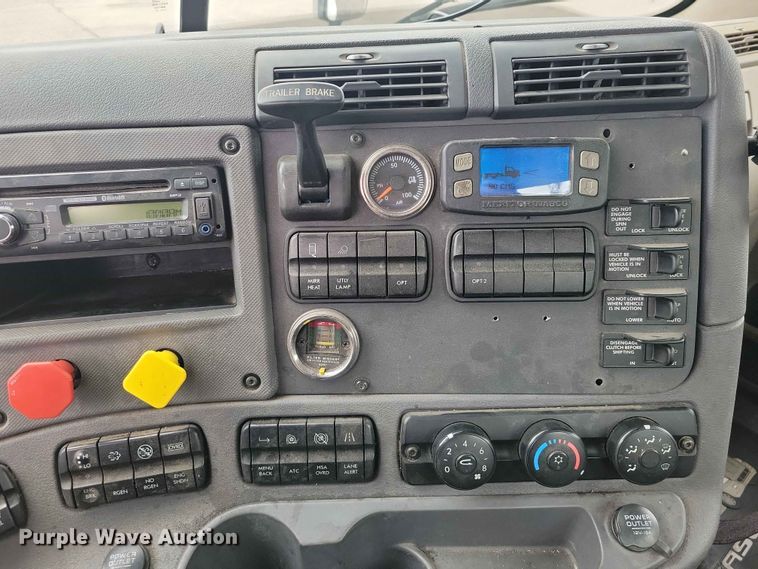 image for item DZ7146 2016 Freightliner Cascadia semi truck