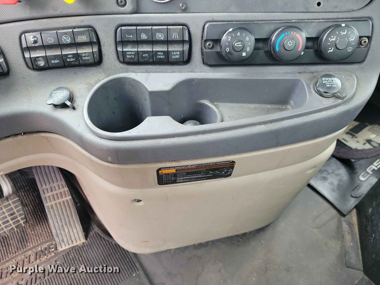 image for item DZ7146 2016 Freightliner Cascadia semi truck