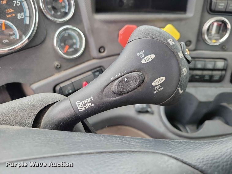 image for item DZ7146 2016 Freightliner Cascadia semi truck