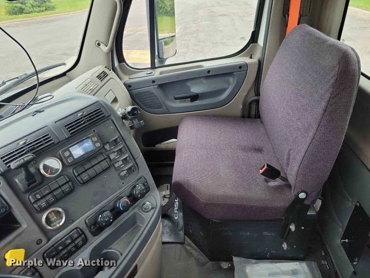 image for item DZ7146 2016 Freightliner Cascadia semi truck