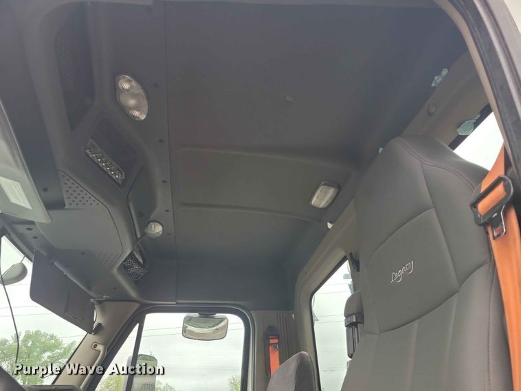 image for item DZ7146 2016 Freightliner Cascadia semi truck
