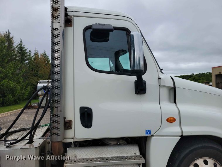 image for item DZ7146 2016 Freightliner Cascadia semi truck