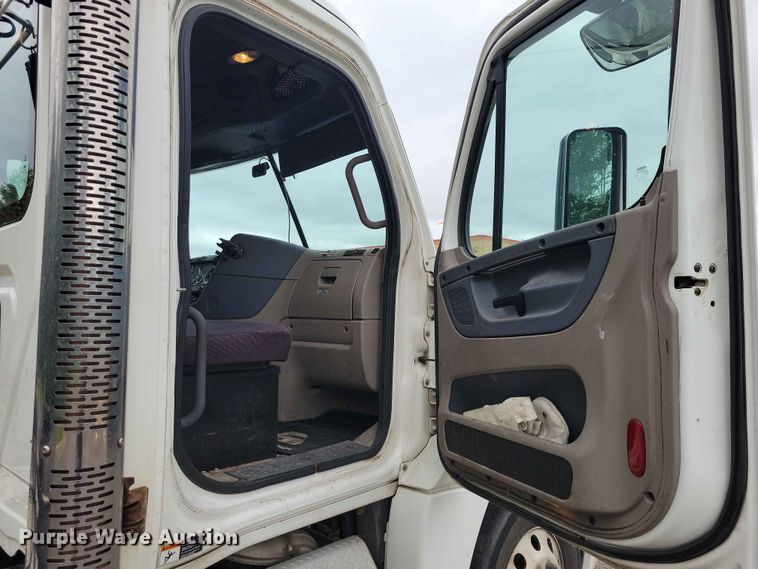 image for item DZ7146 2016 Freightliner Cascadia semi truck