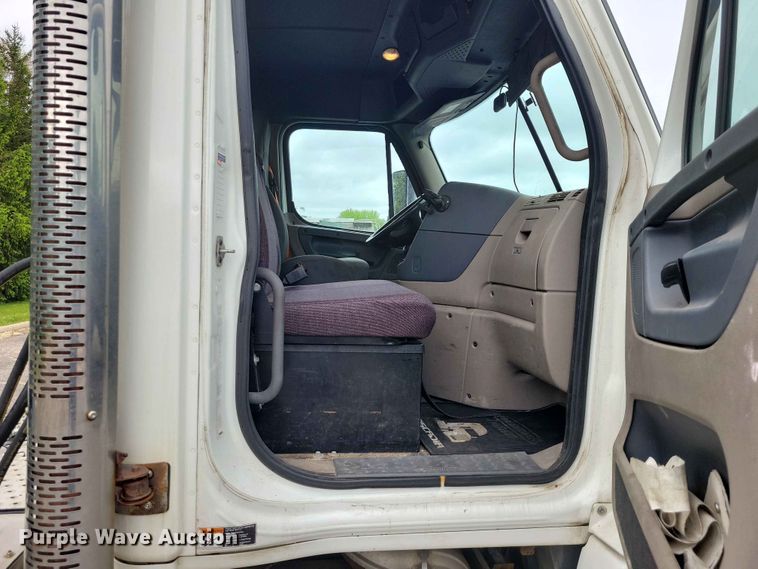 image for item DZ7146 2016 Freightliner Cascadia semi truck
