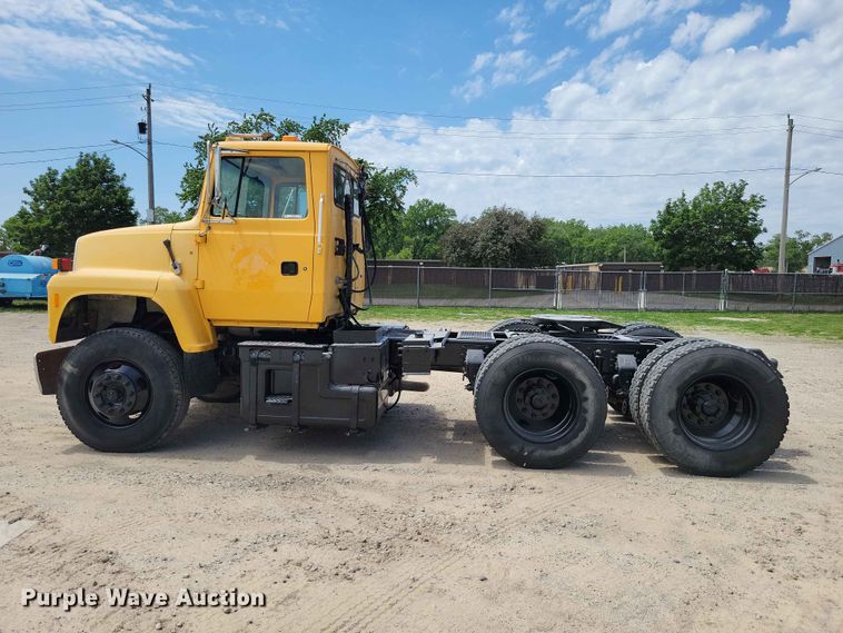 image for item DZ7205 1996 Ford LNT9000 semi truck