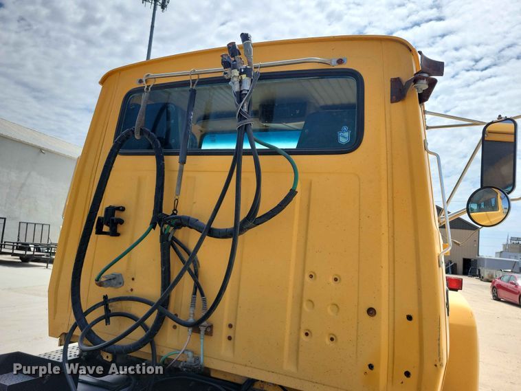 image for item DZ7205 1996 Ford LNT9000 semi truck