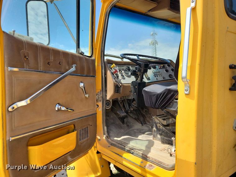 image for item DZ7205 1996 Ford LNT9000 semi truck