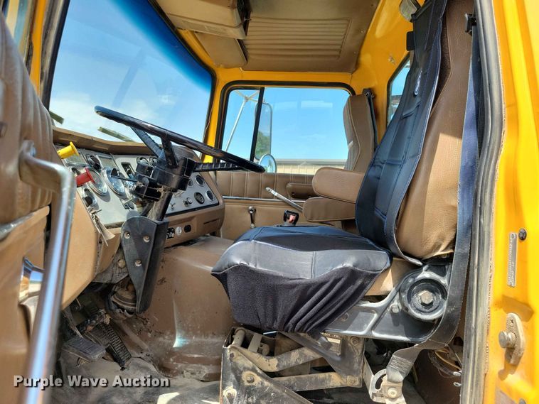 image for item DZ7205 1996 Ford LNT9000 semi truck