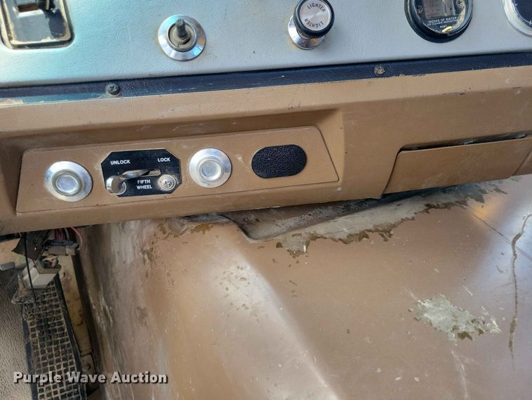 image for item DZ7205 1996 Ford LNT9000 semi truck