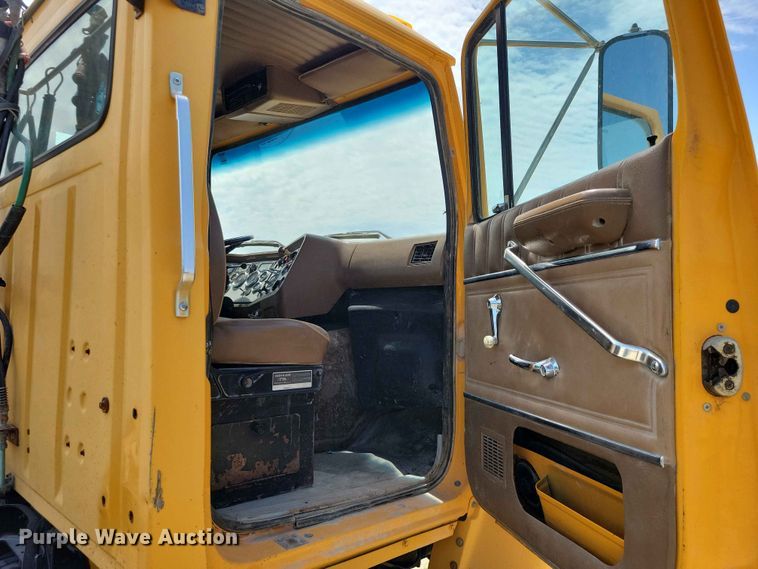 image for item DZ7205 1996 Ford LNT9000 semi truck