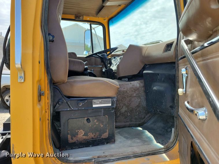 image for item DZ7205 1996 Ford LNT9000 semi truck