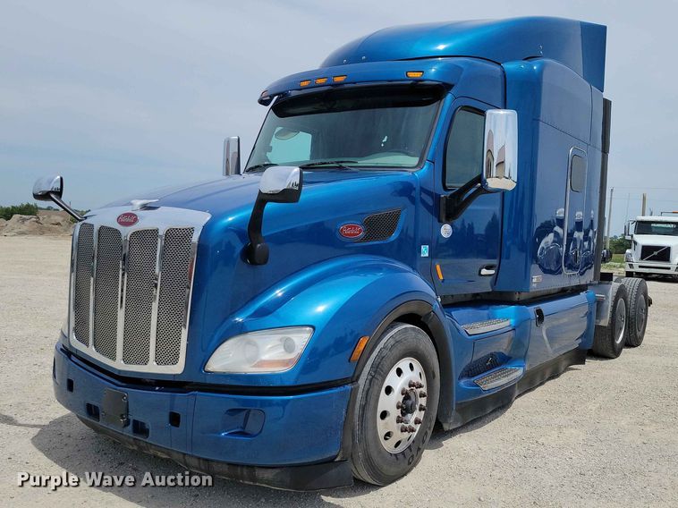 image for item DZ7220 2019 Peterbilt 579 semi truck