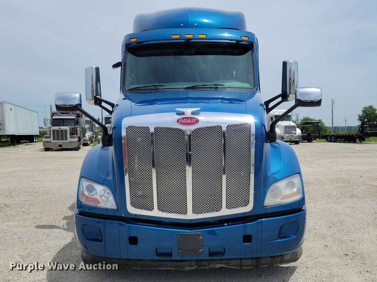 image for item DZ7220 2019 Peterbilt 579 semi truck