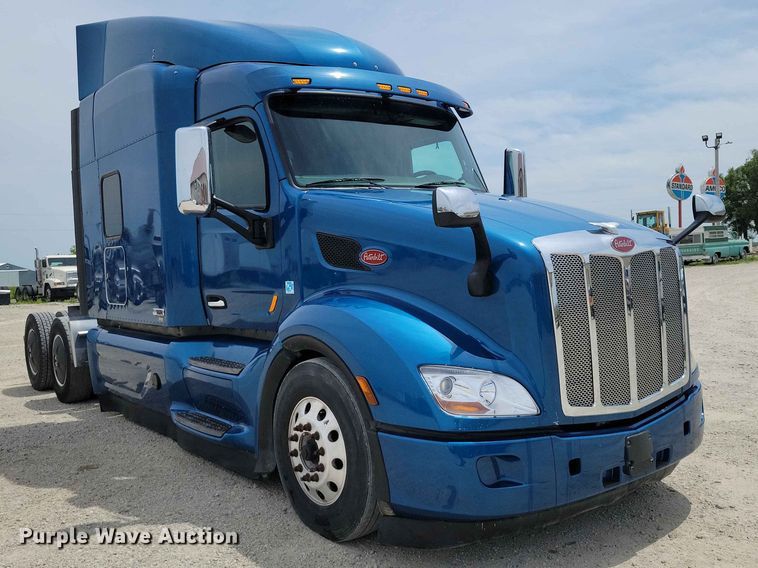 image for item DZ7220 2019 Peterbilt 579 semi truck