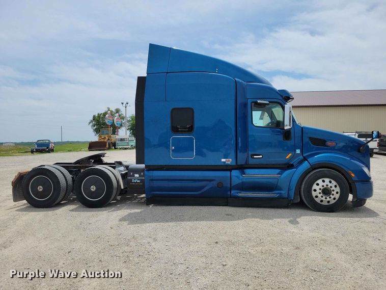 image for item DZ7220 2019 Peterbilt 579 semi truck