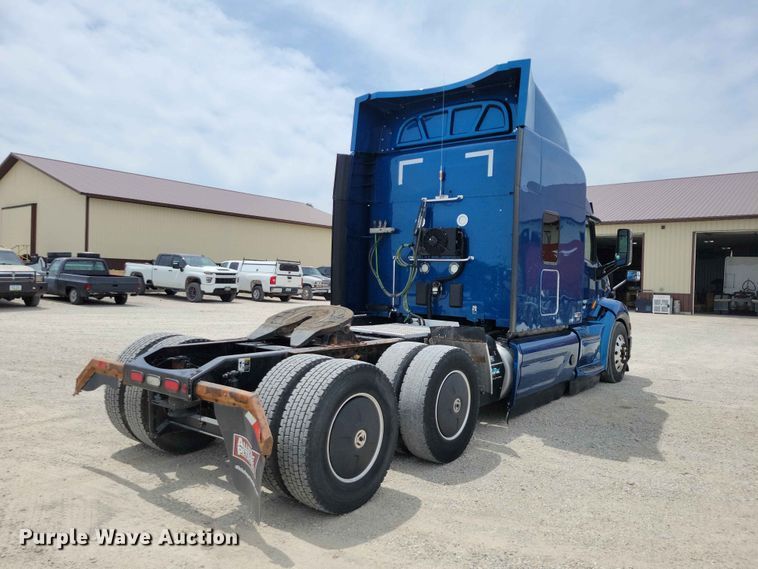 image for item DZ7220 2019 Peterbilt 579 semi truck