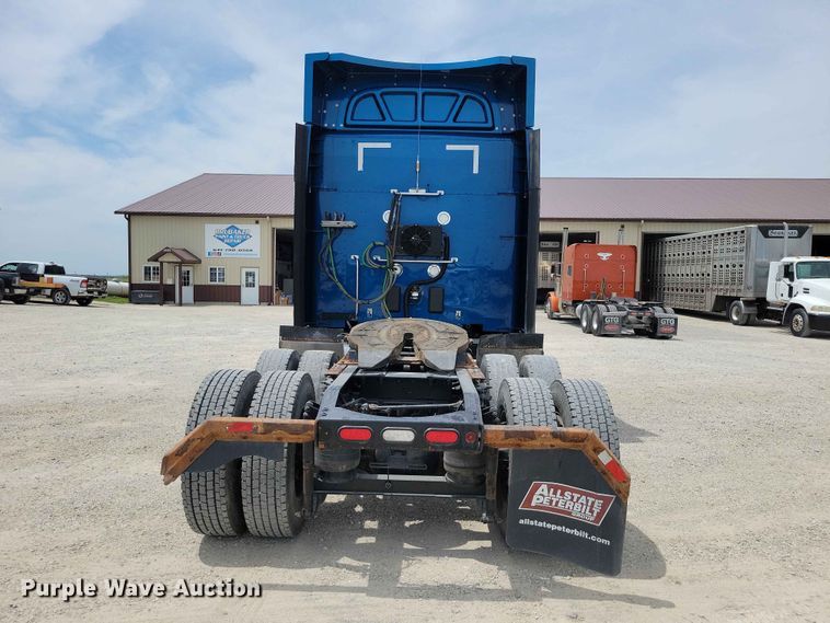 image for item DZ7220 2019 Peterbilt 579 semi truck