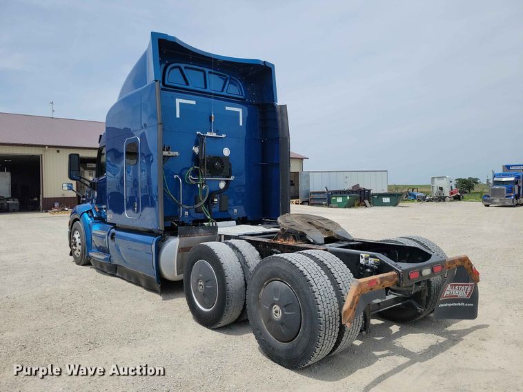 image for item DZ7220 2019 Peterbilt 579 semi truck