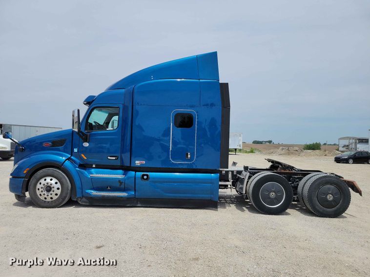 image for item DZ7220 2019 Peterbilt 579 semi truck