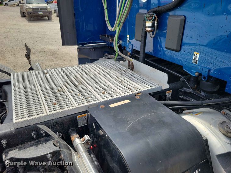 image for item DZ7220 2019 Peterbilt 579 semi truck