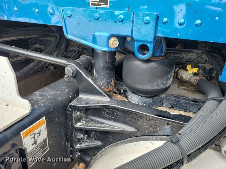 image for item DZ7220 2019 Peterbilt 579 semi truck