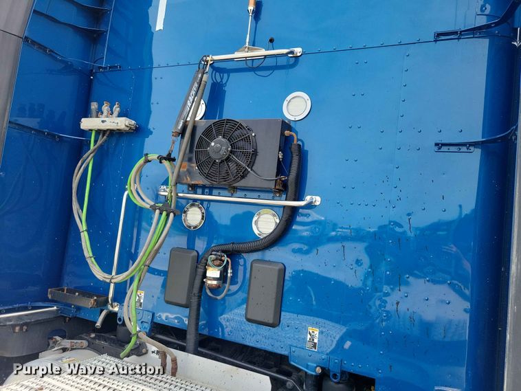image for item DZ7220 2019 Peterbilt 579 semi truck