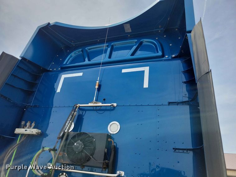 image for item DZ7220 2019 Peterbilt 579 semi truck