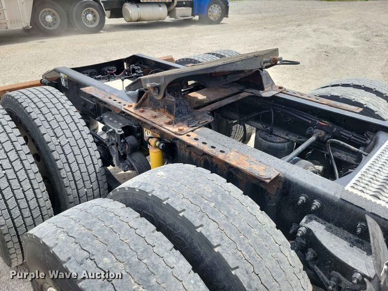 image for item DZ7220 2019 Peterbilt 579 semi truck