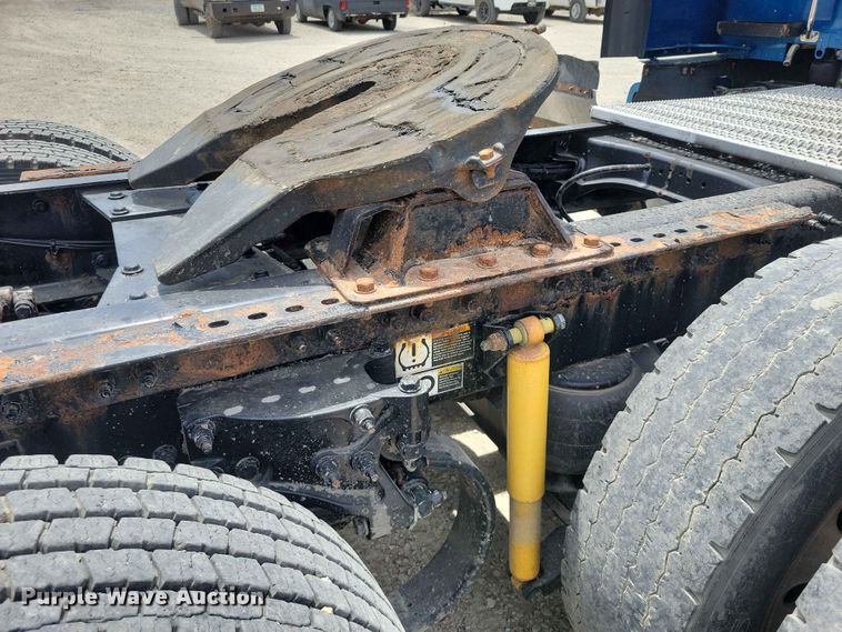 image for item DZ7220 2019 Peterbilt 579 semi truck