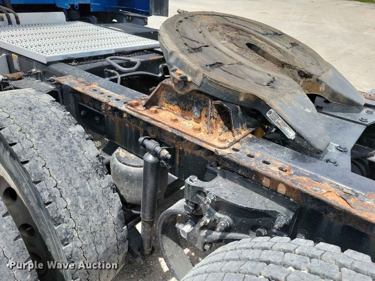 image for item DZ7220 2019 Peterbilt 579 semi truck