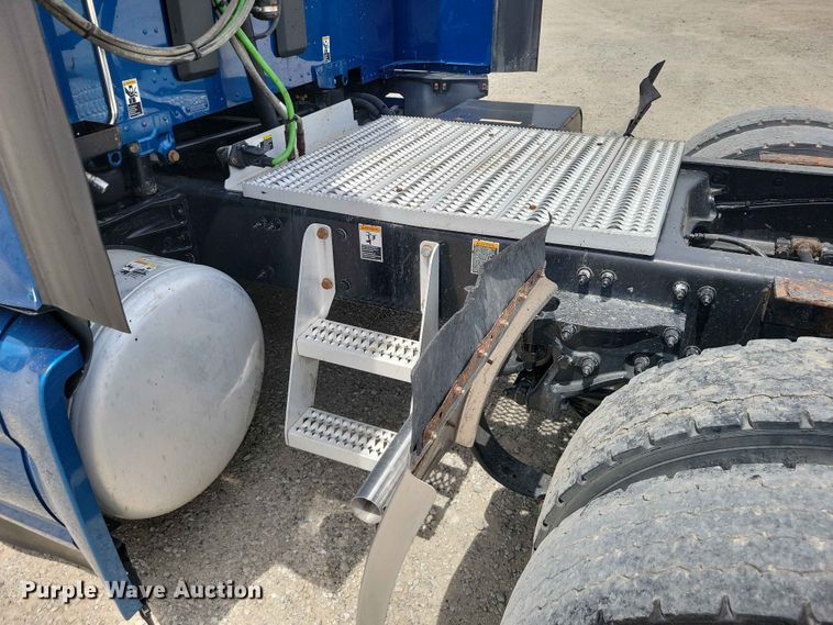 image for item DZ7220 2019 Peterbilt 579 semi truck