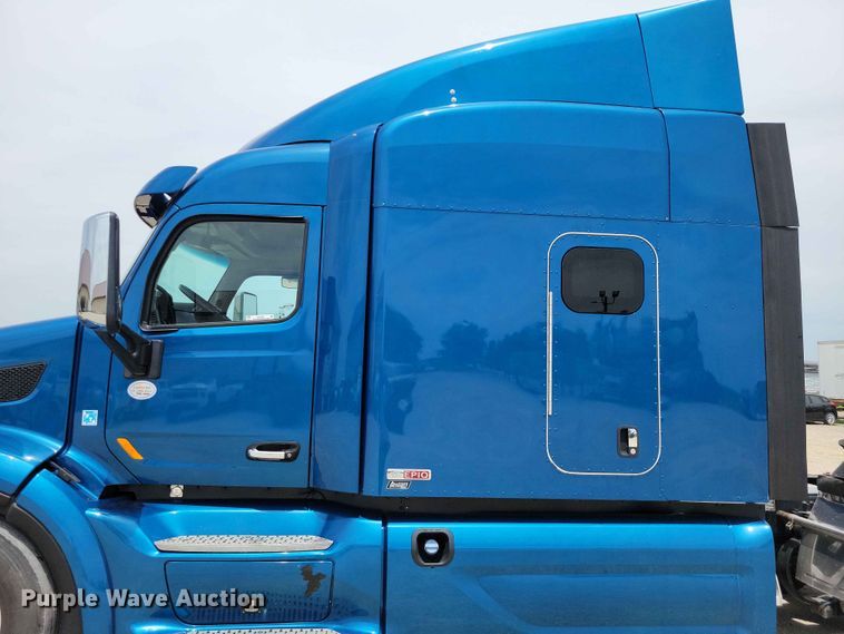image for item DZ7220 2019 Peterbilt 579 semi truck
