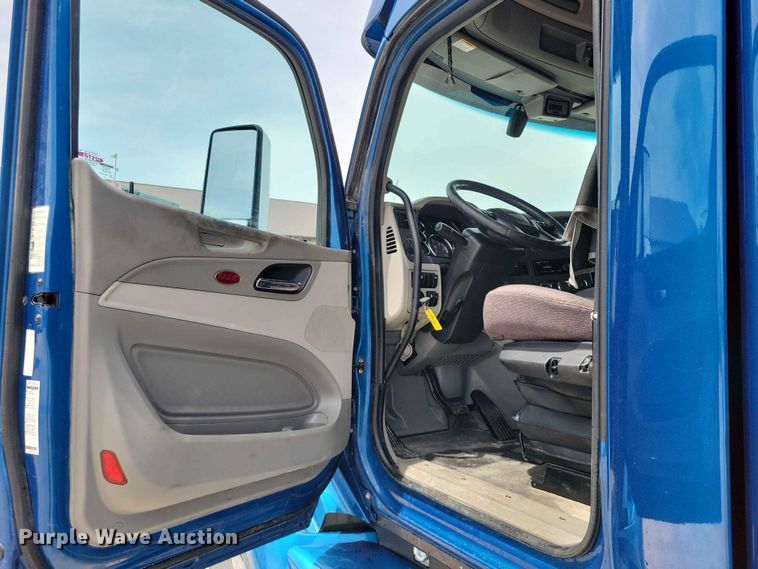 image for item DZ7220 2019 Peterbilt 579 semi truck