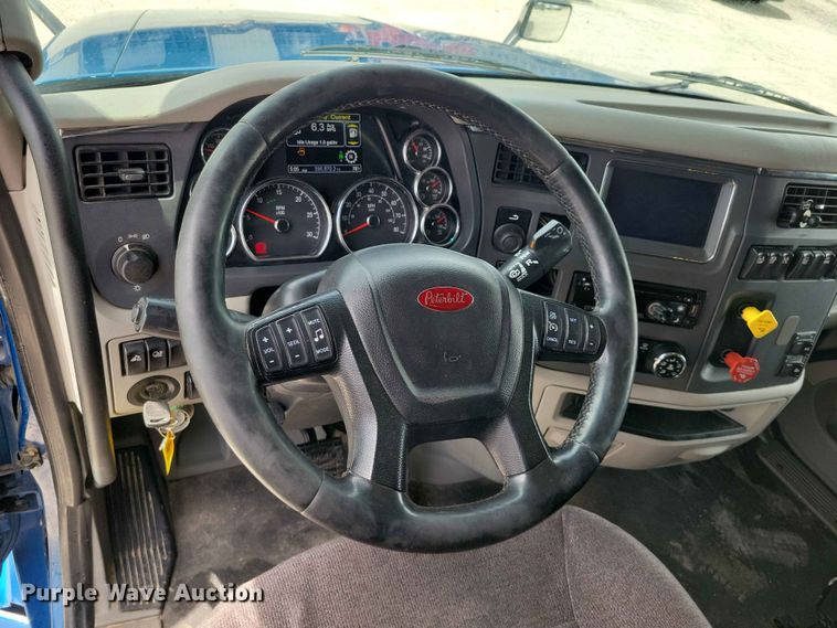 image for item DZ7220 2019 Peterbilt 579 semi truck