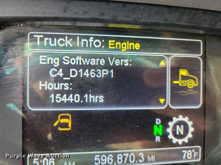 image for item DZ7220 2019 Peterbilt 579 semi truck