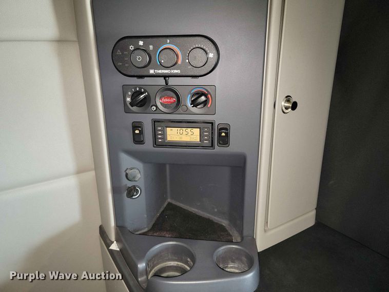 image for item DZ7220 2019 Peterbilt 579 semi truck