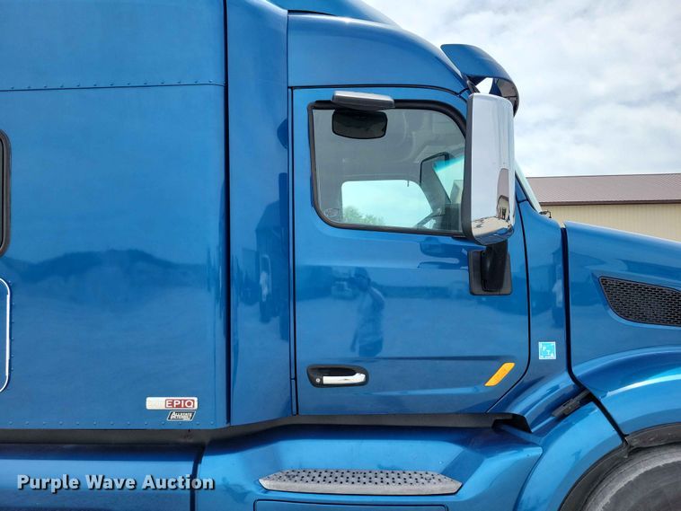 image for item DZ7220 2019 Peterbilt 579 semi truck