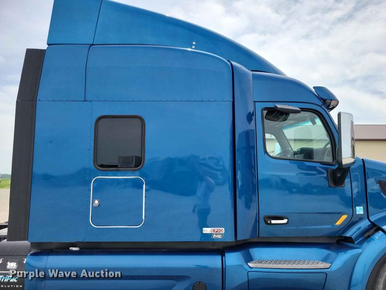 image for item DZ7220 2019 Peterbilt 579 semi truck