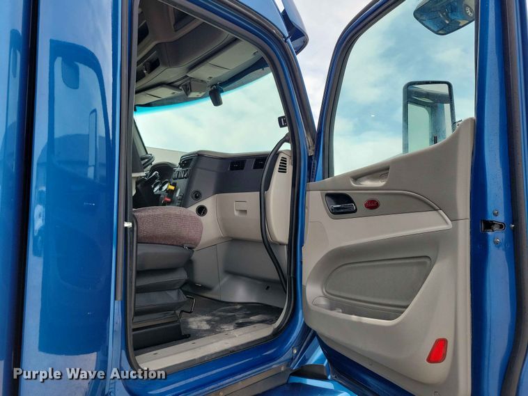 image for item DZ7220 2019 Peterbilt 579 semi truck